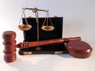 Empty courtroom podium where a lawyer might invoke the Fifth Amendment