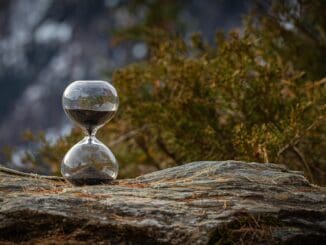 Hourglass running out of sand on a rock, Weil wind-down