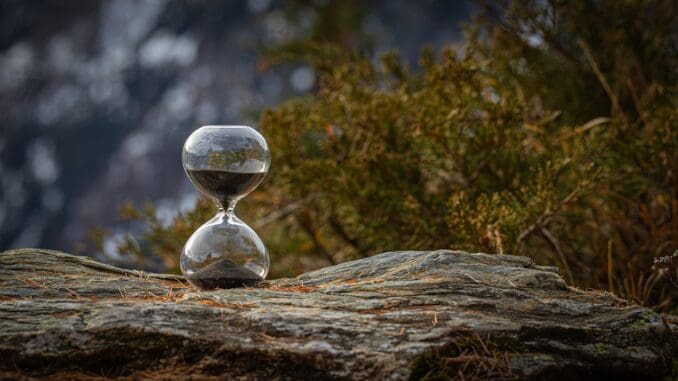 Hourglass running out of sand on a rock, Weil wind-down